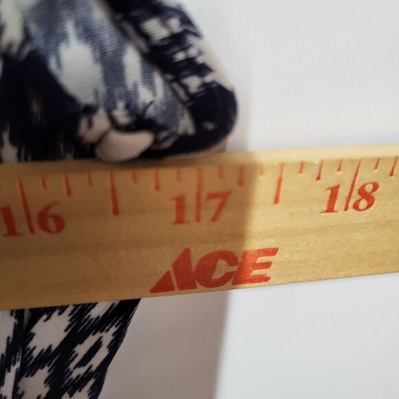 Vince Camuto Print Side‎ Ruched V-Neck Blouse Sz Medium - Picture 3 of 9